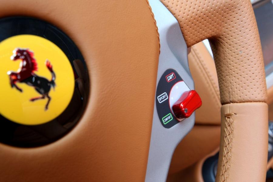 Детали интерьера Ferrari California 2008 года  (фото 28 из 225)